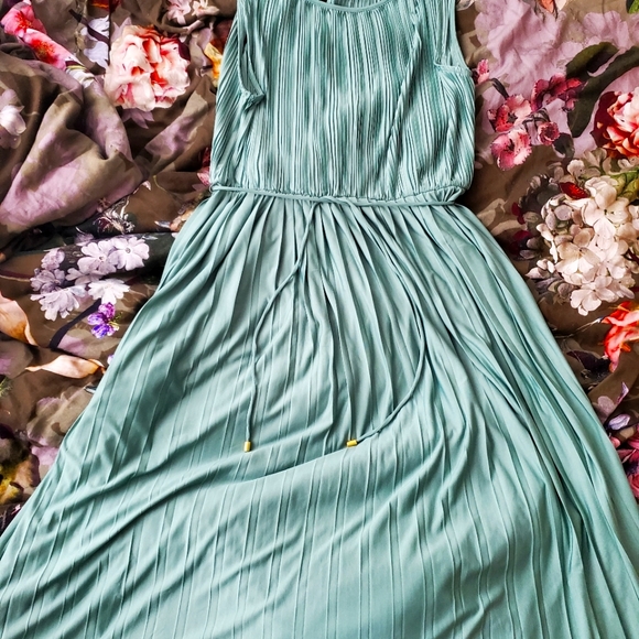 Beautiful green dress - Picture 3 of 3